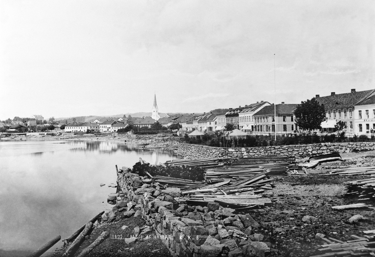 Anno Domkirkeodden, Hamr, Strandgata, bypanorama, materiallager, Strandgatehagene, lysthus, "Parti af Hamar"