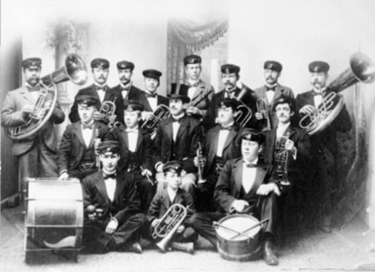 Anno Domkirkeodden, Hamar Musikkorps 1897. Messingblåsere, trommer. Dirrigent Fredrik Wilhelm Gomnæs. Gruppe 16. 1 rekke f.v. Buntmaker Syver Simensen, Peter Petersen, Hjalmar Johansen. 2 rekke f.v. Edvard Sletmo, Petter Mikkelsen, Fredrik Wilhelm Gomnæs, Martin Hansen, Kristian Kristiansen. 3 rekke f.v. Brannmester H…