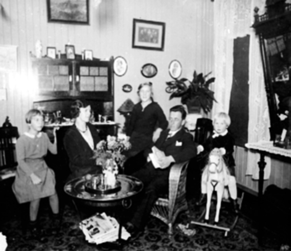 Anno Domkirkeodden, INTERIØR, HORNSGATE 32, FAMILIEN ROLF PEDERSEN, GRUPPE 5 FRA VENSTRE: THORBJØRG GIFT LANGE FJELD, ASTA PEDERSEN, EDITH GIFT HALVORSEN, REVYPER: PEDER PEDERSEN OG ROLF PEDERSEN PÅ GYNGEHEST