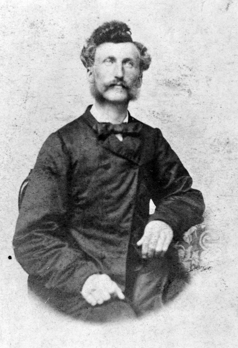 Anno Domkirkeodden, DIRIGENT JOHAN LINDTNER, MUSIKKLEDER. JOHAN LINDTNER FØDT I BERGEN 1836 -DØD I SAN FRANCISCO 1909. STIFTET OG INSTRUERTE MUSIKKFORENINGER I HAMAR, STANGE, ROMEDAL, LØTEN OG PÅ NES. VIRKET HER FRA 1862 - 1867. (OPPLYSNINGER BAK PÅ KOPI)NORMANN REPRO: NR-4004