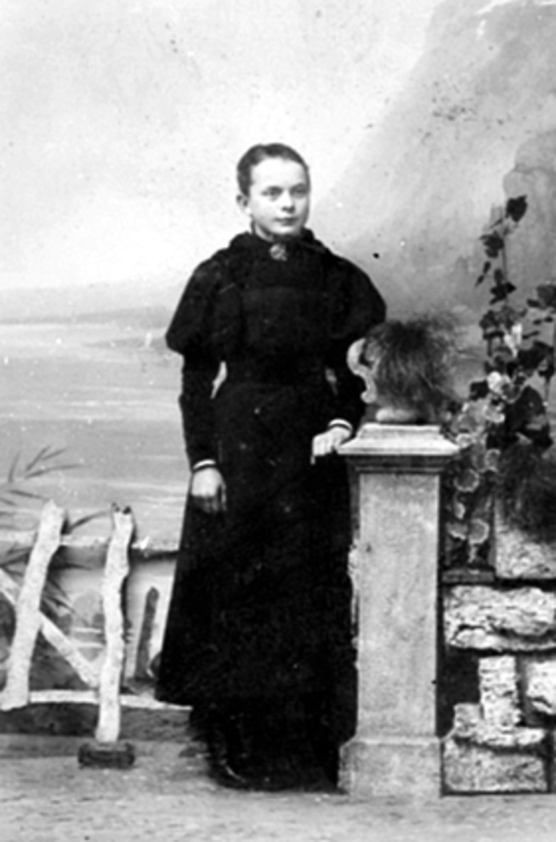 Anno Domkirkeodden, FRØKEN OLSEN, PIKEKJOLE, KLÆR