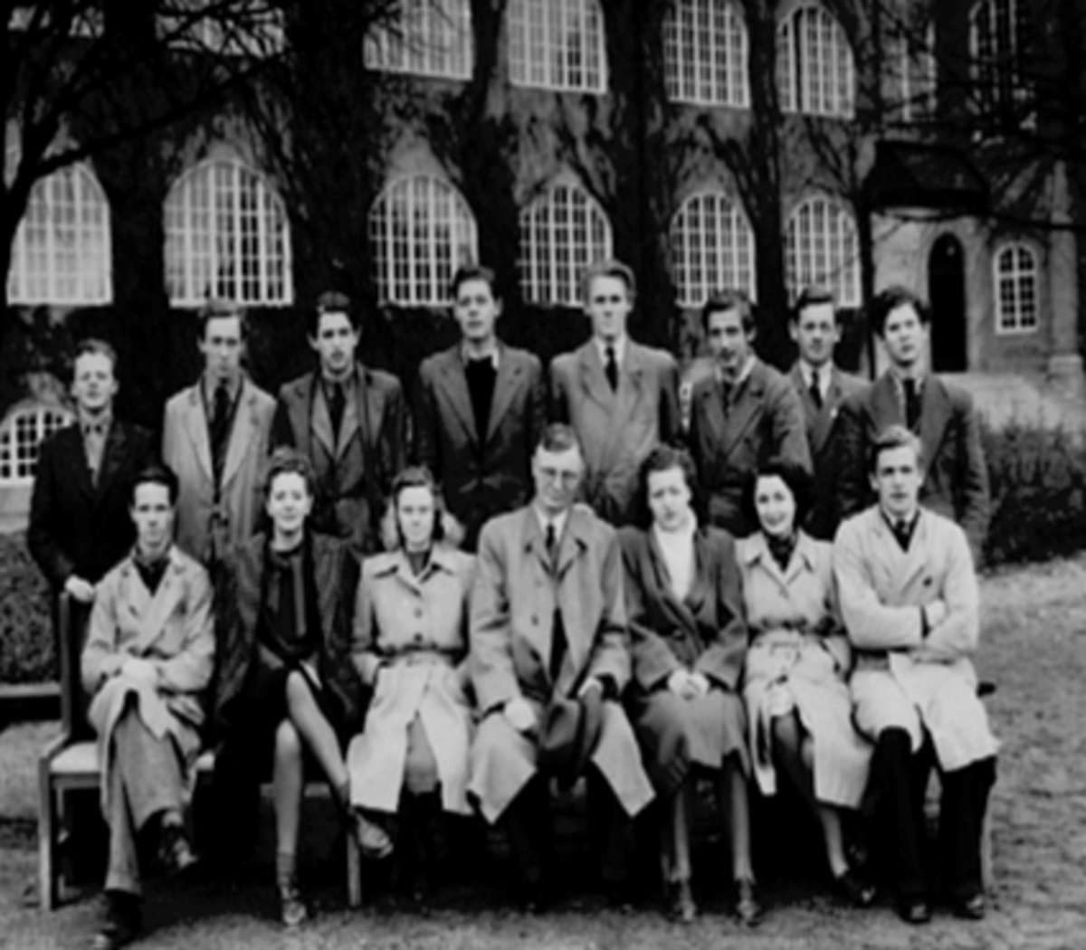 Anno Domkirkeodden, DET NORSKE GYMNASIUM I UPPSALA I SVERIGE UNDER KRIGEN, GRUPPE 15, KLASSE 4 E FORAN FRA VENSTRE: BJARNE GAUSTAD, INGJERD LINDEGÅRD, GERD LIE, LEKTOR JOHS. KROGSRUD, INGVILD SANDVIK, INGER BECKER, JON ERLIEN, BAK FRA VENSTRE: EILIV THORHEIM, ROLF JACOBSEN, OLAV VÅRDAL, LEIF WISTER, ARNE RUUD, LEON LU…