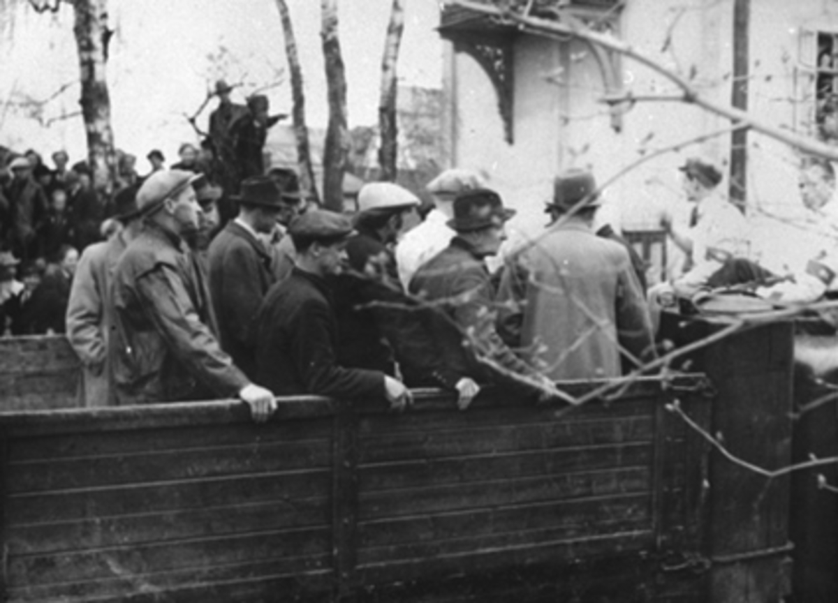 Anno Domkirkeodden, FRIGJØRINGSDAGENE MAI 1945, ARRESTASJON AV NAZISTER ETTER KRIGEN AV HJEMMEFRONTEN, FANGENE KJØRES PÅ LASTEBILER.