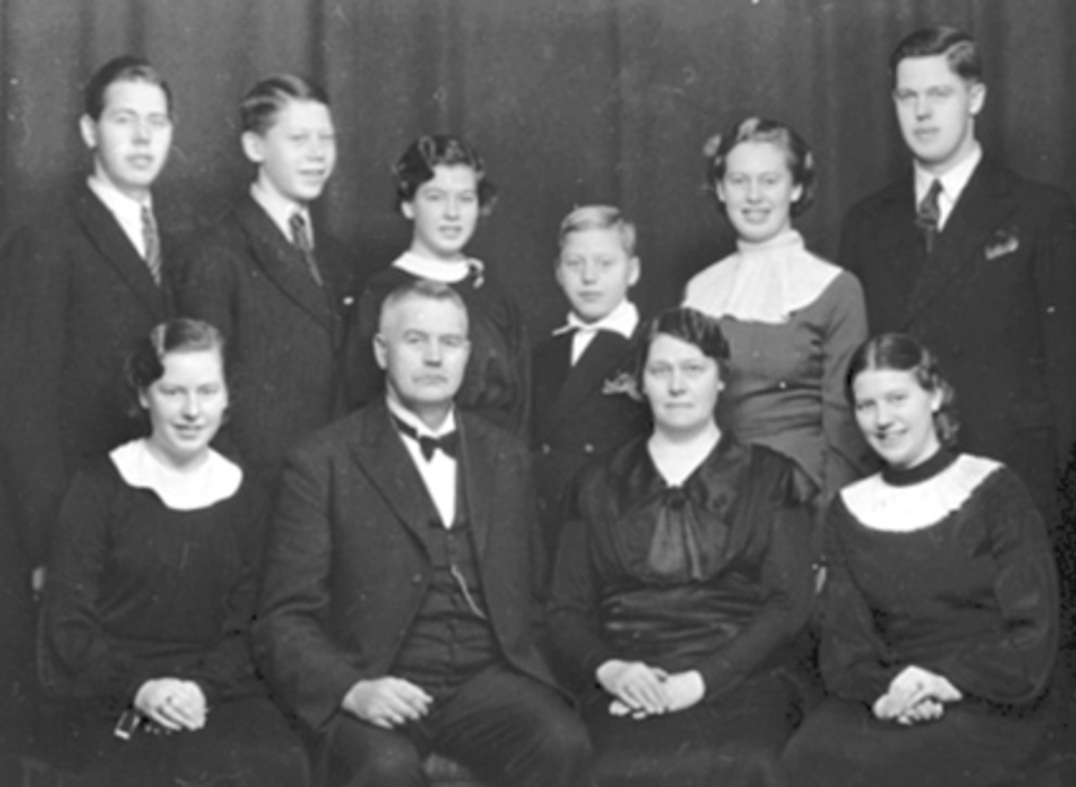 Anno Domkirkeodden, FAMILIEN ARNSETH, GRUPPE 10 FORAN FRA VENSTRE: AGNES 1914 - 1998, FAR: PEDER ARNSETH 1878 - 1961, MOR: KAROLINE AUDENBY ARNSETH 1885 - 1975, PETRA FØDT 1911, BAK FRA VENSTRE: BIRGER FØDT 1909, PAUL FØDT 1918, SYNNØVE FØDT 1921, ODD FØDT 1923, KIRSTEN FØDT 1916, ERLING MARTIN 1907 - 1992