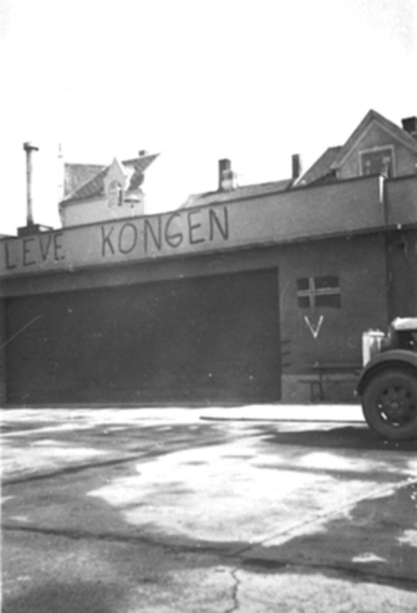 Anno Domkirkeodden, FREDSDAGENE I MAI 1945 ETTER KRIGEN, PÅSKRIFT: LEVE KONGEN, PÅ BUSSTERMINALEN PÅ ØSTRE TORG.