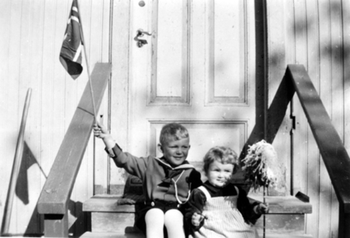 Anno Domkirkeodden, STEIN OG SOLVÅR RYNNING FEIRER 17. MAI. HER SITTER DE PÅ KJØKKENTRAPPA PÅ BAKSIDEN AV KAFEEN I HAMAR PARK.