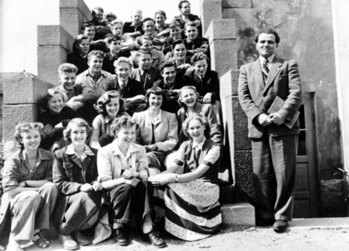 Anno Domkirkeodden, HAMAR KATEDRALSKOLE, KLASSE PÅ REALLINJEN. LEKTOR RANHEIMSÆTER. TROND RØHNEBÆK I MIDTEN BAK.