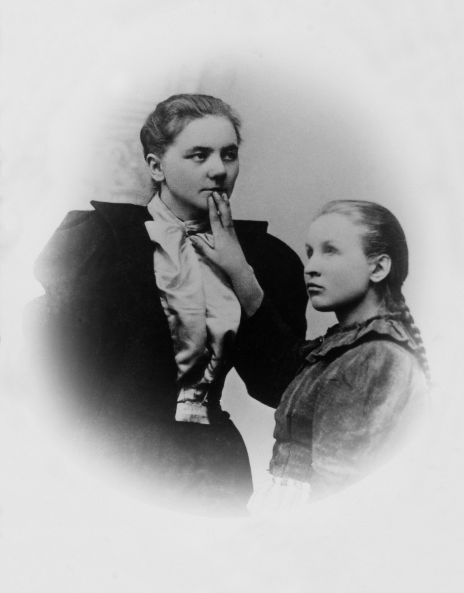 Anno Domkirkeodden, Petra Heiberg (1869-1938) og Ragnhild Kåta (1873-1947). Ved å plassere fingrene på munnen til den talende kjente den døvblinde vibrasjonene fra munnen og klarte å avlese hva som ble sagt taktilt. Denne metoden brukte Elias Hofgaard (1856-1906) for å lære Ragnhild å snakke, noe som ble kjent som "Ho…