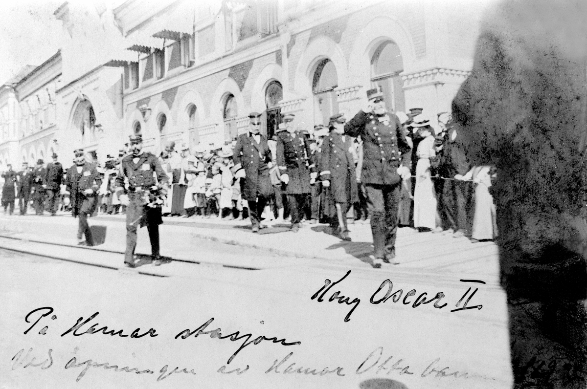 Anno Domkirkeodden, HAMAR JERNBANESTASJON. KONG OSCAR II VED ÅPNINGEN AV HAMAR OTTABANEN 25. SEPTEMBER 1894. I KONGENS FØLGE VAR BLA. KRONPRINS GUSTAV OG REPRESENTANTER FRA REGJERINGEN.