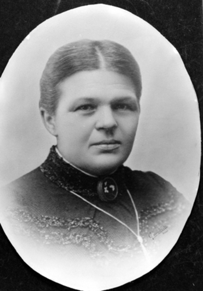 Anno Domkirkeodden, OLINE ( LINA ) JENSEN, DATTER AV BUNTMAKER JØLSTAD. HUN VAR GIFT MED KJØPMANN GULBRAND JENSEN.