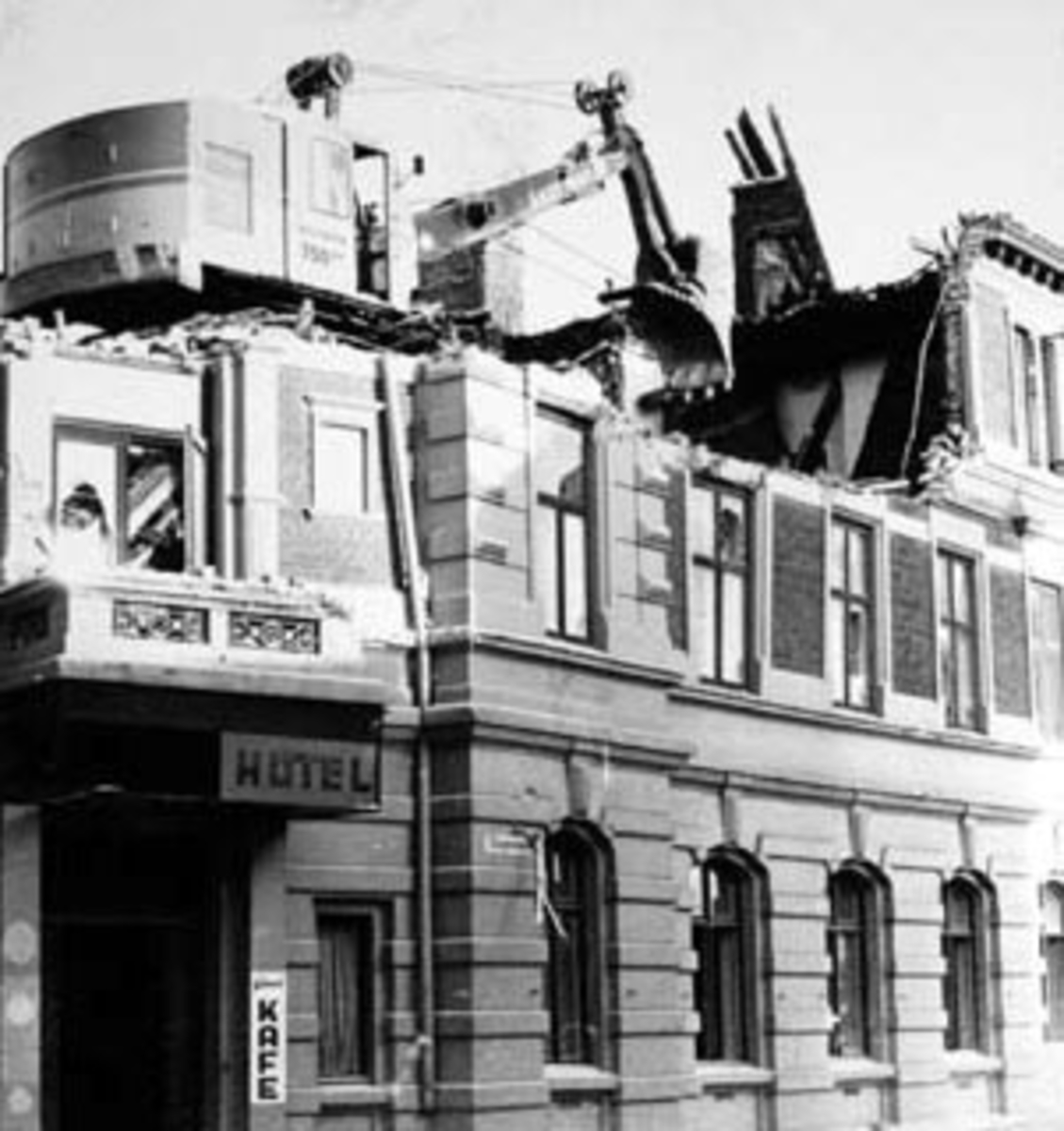 Anno Domkirkeodden, GRAND HOTELL. GRAVEMASKIN I FERD MED Å RIVE HOTELLET ETTER BRANNEN.