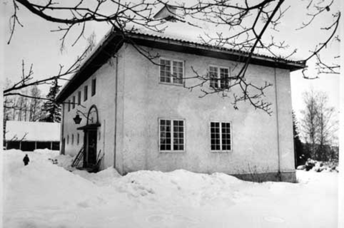 Anno Domkirkeodden, HAMARHUS I ALUVEGEN 42. HAR TIDLIGERE TILHØRT STOUSLAND SOM VAR DIREKTØR PÅ MELKEFABRIKKEN. BLE I 1969 KJØPT AV" FORENINGEN FOR BEKJEMPELSE AV CELEBRAL PARESE" BLE SENERE BRUKT SOM SPEIDERHUS. "SPEIDERHUSET".
