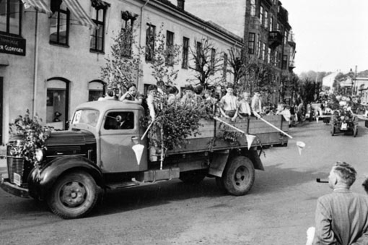 Anno Domkirkeodden, HAMAR RØDE KORS. BARNEHAGEFONDET. BARNAS DAG 3. JUNI 1951. INNSAMLING TIL INNTEKT FOR NY BARNEHAGE. STOR BARNEKORTESJE. START HJØRNET PARKGT. /ST. OLAVSGT. KL. 16. RUTE PARKGT. STRANDGT. SKOLETORVET, TORVGT. ØSTRE TORG, VANGSVEGEN, ST. OLAVSGT OG TILBAKE TIL UTGANGSPUNKTET. BARN PÅ LASTEBILER UTKLE…
