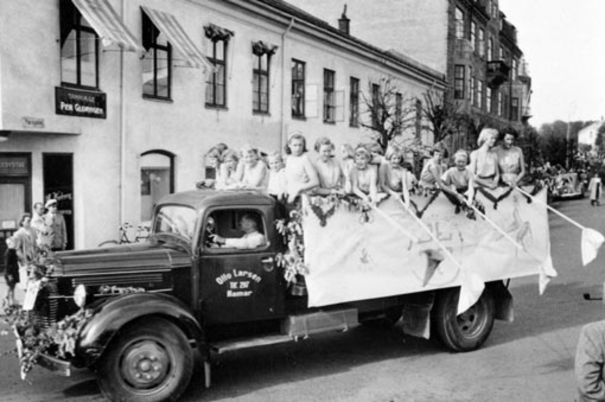 Anno Domkirkeodden, HAMAR RØDE KORS. BARNEHAGEFONDET. BARNAS DAG 3. JUNI 1951. INNSAMLING TIL INNTEKT FOR NY BARNEHAGE. STOR BARNEKORTESJE. START HJØRNET PARKGT. /ST. OLAVSGT. KL. 16. RUTE PARKGT. STRANDGT. SKOLETORVET, TORVGT. ØSTRE TORG, VANGSVEGEN, ST. OLAVSGT OG TILBAKE TIL UTGANGSPUNKTET. BARN PÅ LASTEBILER UTKLE…