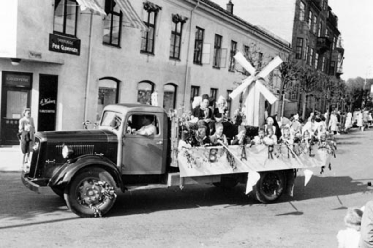 Anno Domkirkeodden, HAMAR RØDE KORS. BARNEHAGEFONDET. BARNAS DAG 3. JUNI 1951. INNSAMLING TIL INNTEKT FOR NY BARNEHAGE. STOR BARNEKORTESJE. START HJØRNET PARKGT. /ST. OLAVSGT. KL. 16. RUTE PARKGT. STRANDGT. SKOLETORVET, TORVGT. ØSTRE TORG, VANGSVEGEN, ST. OLAVSGT OG TILBAKE TIL UTGANGSPUNKTET. BARN PÅ LASTEBILER UTKLE…
