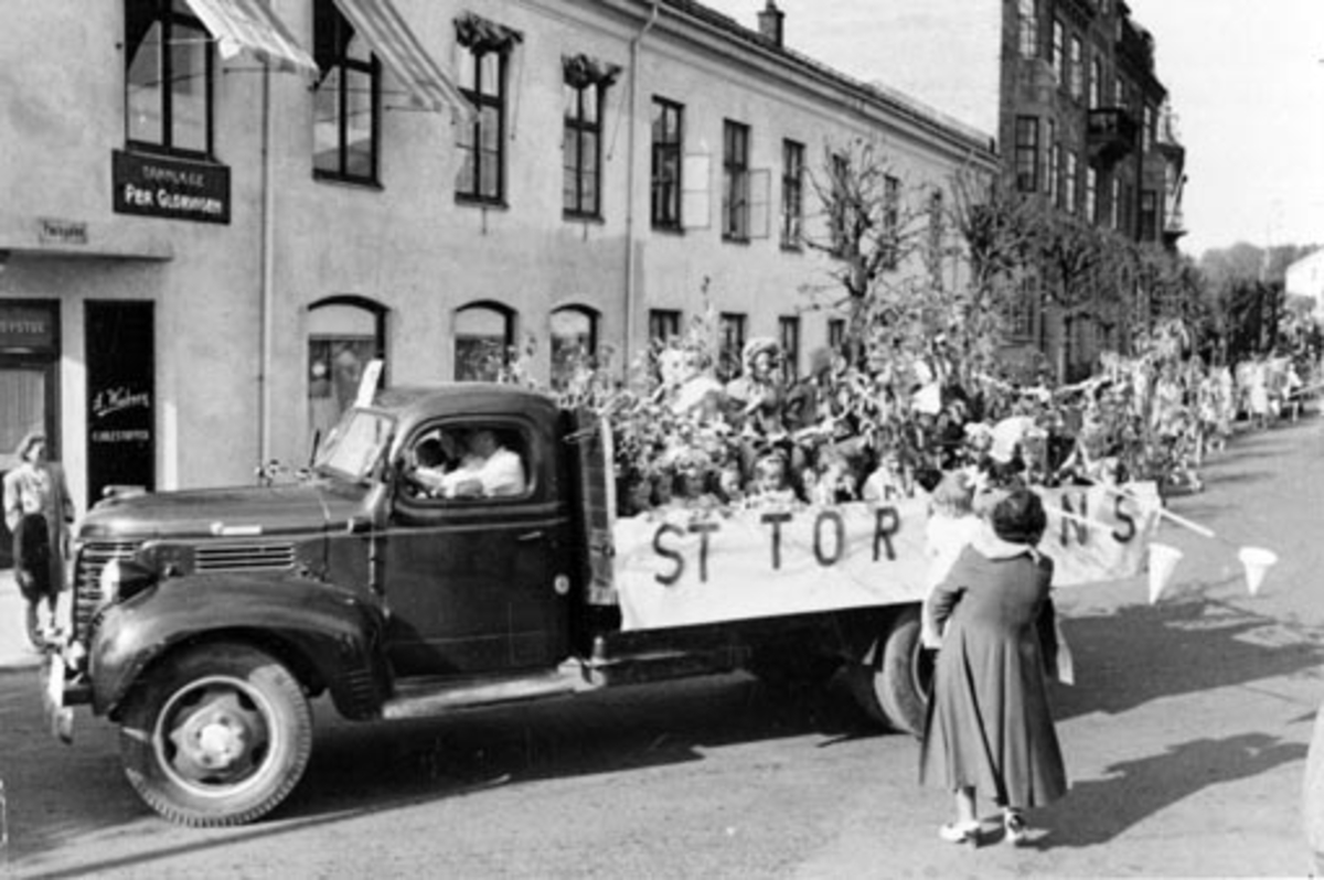 Anno Domkirkeodden, HAMAR RØDE KORS. BARNEHAGEFONDET. BARNAS DAG 3. JUNI 1951. INNSAMLING TIL INNTEKT FOR NY BARNEHAGE. STOR BARNEKORTESJE. START HJØRNET PARKGT. /ST. OLAVSGT. KL. 16. RUTE PARKGT. STRANDGT. SKOLETORVET, TORVGT. ØSTRE TORG, VANGSVEGEN, ST. OLAVSGT OG TILBAKE TIL UTGANGSPUNKTET. BARN PÅ LASTEBILER UTKLE…