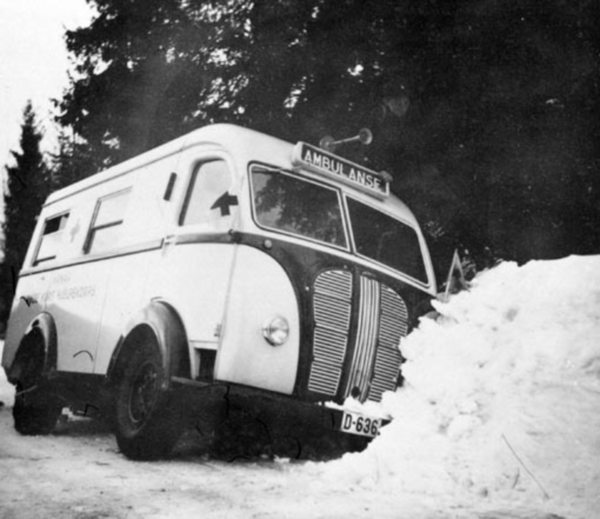 Anno Domkirkeodden, HAMAR RØDE KORS HJELPEKORPS, AMBULANSE KJØRT I GRØFTA. Austin, engelsk varebil ombygd til ambulanse, Modellen kom ny i 1946, men reg. nr. D-636 er ikke med i Hvem eier bilen 1948, som kom ut våren det året. Så foto er formodentlig nyere,