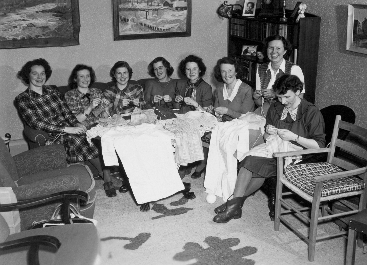 Anno Domkirkeodden, HAMAR RØDE KORS BARNEHJELP, STIFTET HØSTEN 1948. MEDLEMMER I ARBEID. HÅNDARBEID, STRIKKING.
