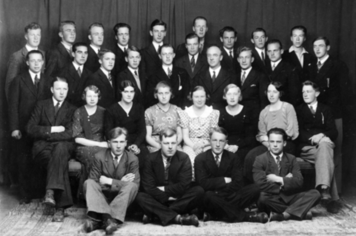 Anno Domkirkeodden, LINDERUDS HANDELSSKOLE 1933-1934. GRUPPE ELEVER OG LÆRERE. NAVN UKJENTE.