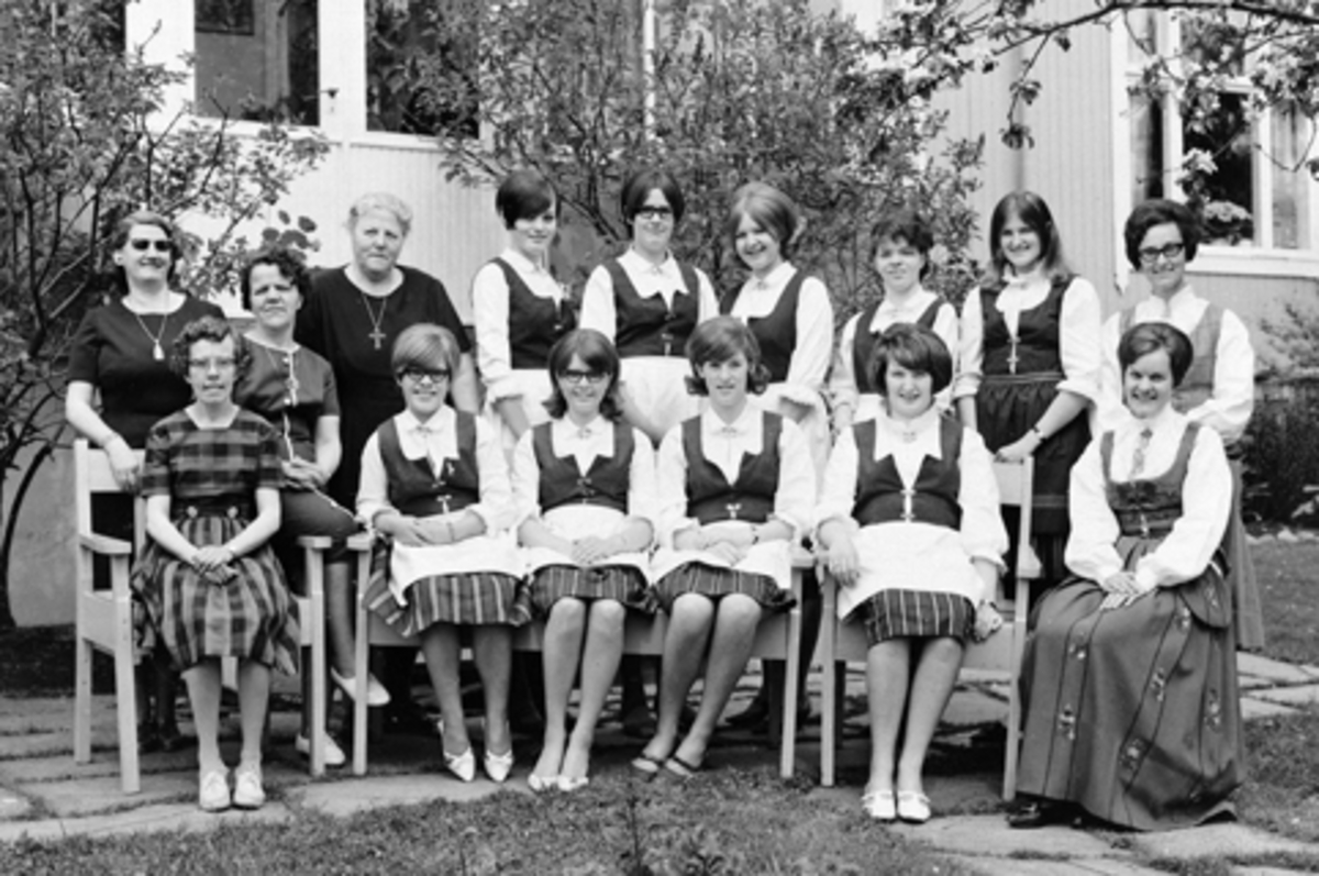 Anno Domkirkeodden, HAMAR DØVES VEL. GRUPPE 15 UKJENTE KVINNER FOTOGRAFERT UT I HAGEN I STORHAMARGATA 74. Bestyrerinne Sigrid Røssum nr 3 fra venstre, 2. rekke