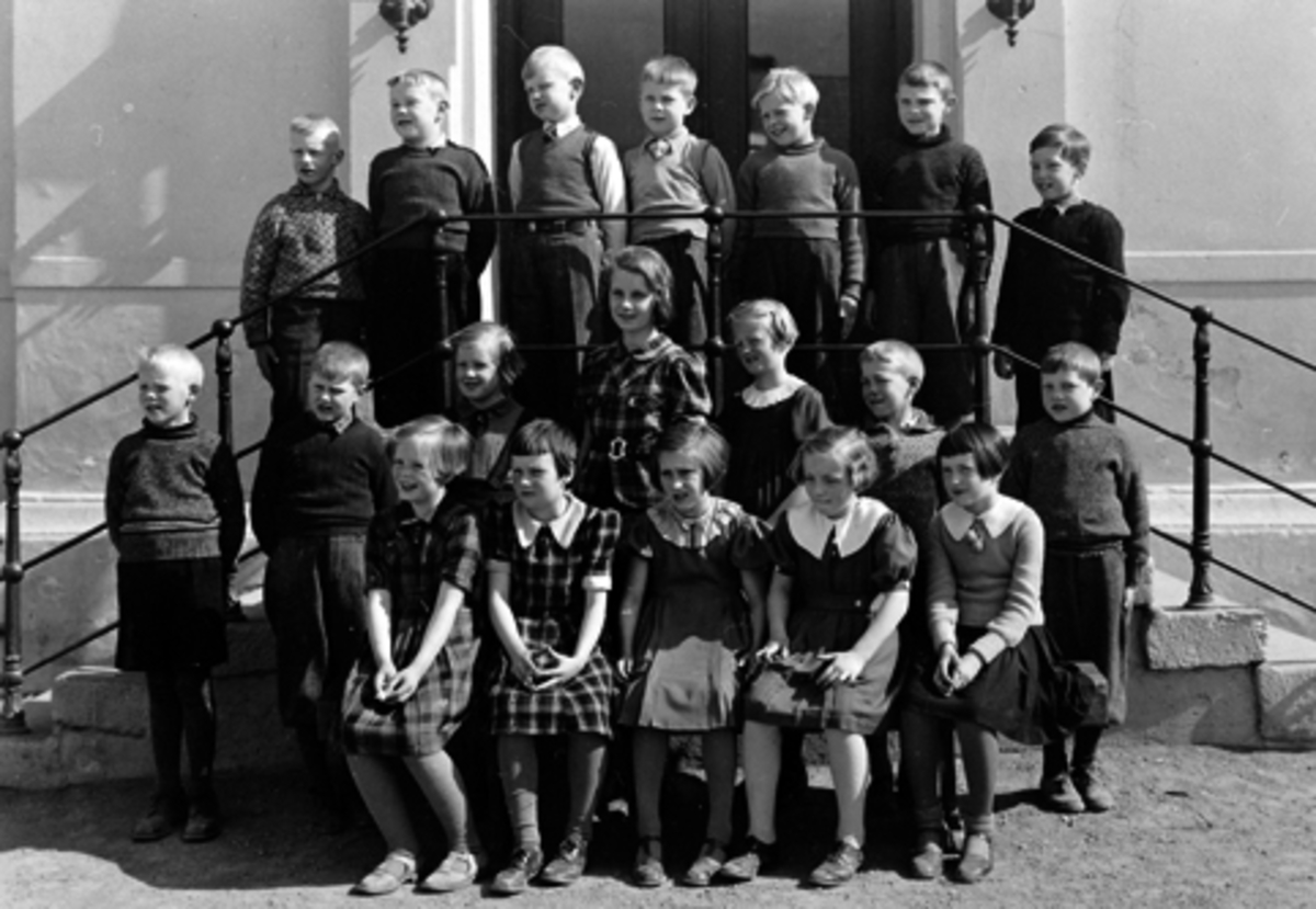Anno Domkirkeodden, GRUPPE SKOLEFOTO, HAMAR FOLKESKOLE, MIDTBYEN SKOLE, FORAN FRA VESNTRE: RUTH ANDERSEN, INGER ELISABETH SCHØYEN, DAGNY MARGRETHE KLEVEN, GERD JOHANSEN OG EDITH MIKKELSEN, REKKE 2 FRA VENSTRE: HANS ALFRED HANSEN, KNUT VALBYE, GERD ANDERSEN, BODIL HOLST LILLEVOLD, GRO TEIGEN, FINN SVENKERUD OG BJØRN BE…