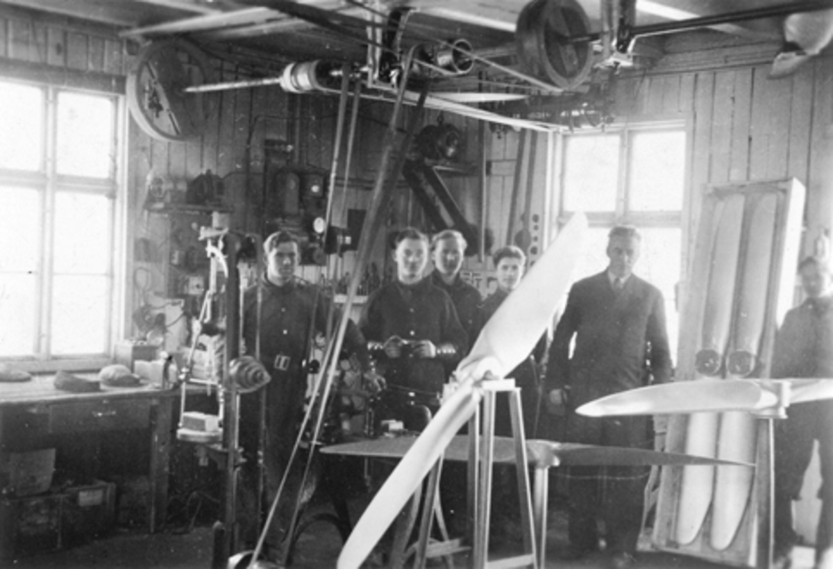 Anno Domkirkeodden, INGENIØR SVERRE HAGEN MEK. VERKSTED, LINDBERGBAKKEN 3, INTERIØR FRA VERKSTEDET, GRUPPE 6 UKJENTE ARBEIDERE VED PROPELL