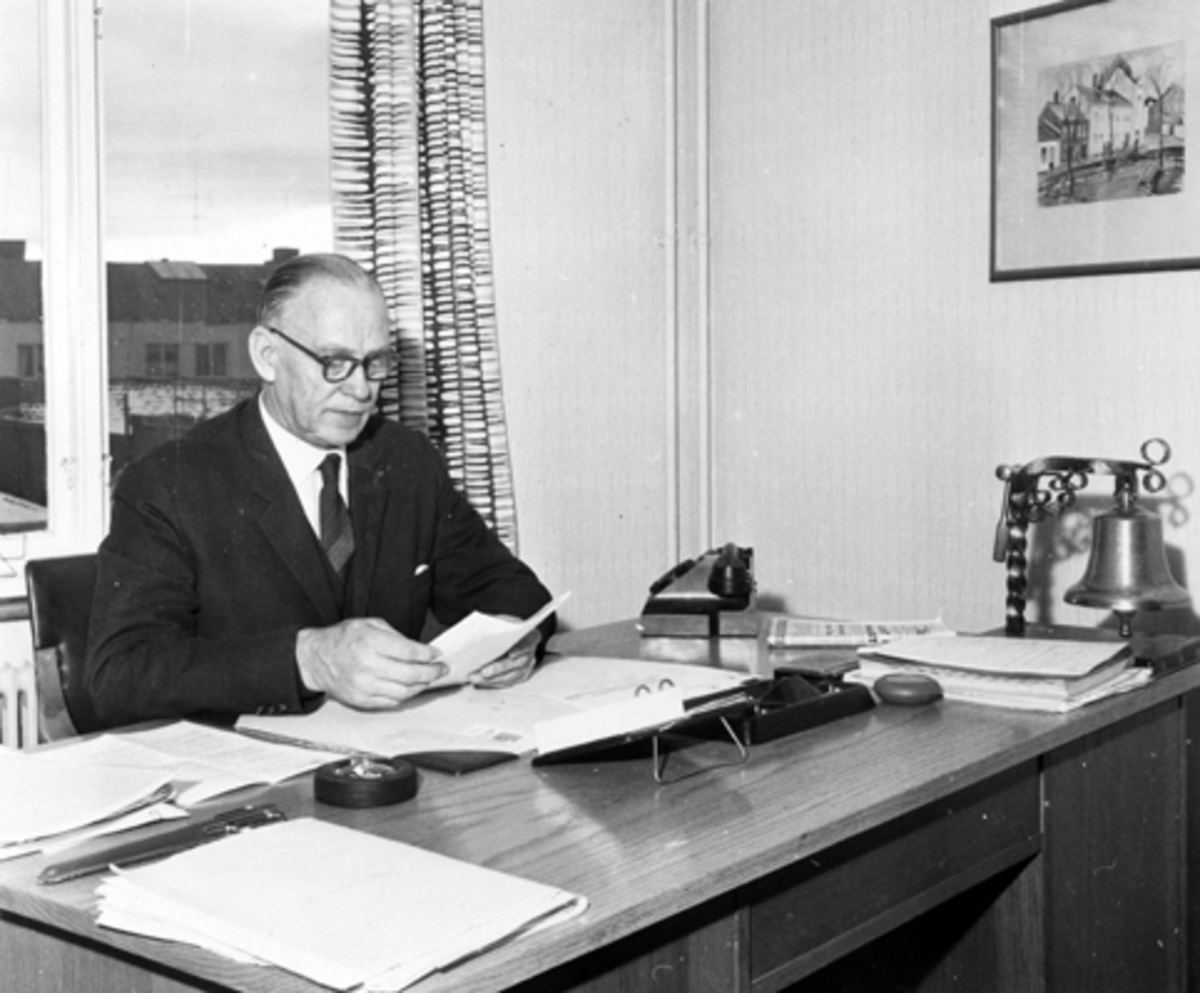 Anno Domkirkeodden, ORDFØRER ERLING AUDENSEN VED KONTORPULTEN, HAMAR KOMMUNE LEIDE LOKALER I HAMAR ARBEIDERBLAD GÅRDEN I GRØNNEGATA