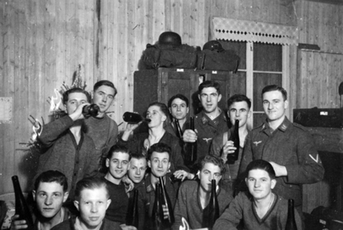 Anno Domkirkeodden, TYSKE SOLDATER FEIERER JUL, INTERIØR BRAKKE, SOLDATER, MILITÆRE, ØLFLASKER, UKJENT STED, HAMAR, LILLEHAMMER? 2. VERDENSKRIG, JULEN 1942.