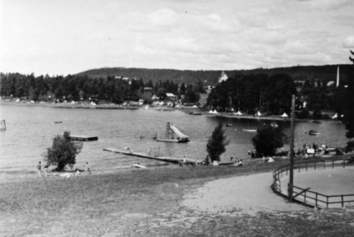 Anno Domkirkeodden, HEDMARKSMUSEET, DOMKIRKEODDEN, ROSENLUNDVIKA. BADELIV, STUPETÅRN, FLYTEBRYGGE, RUTSJEBANE, DANSEGULV, CAMPINGPLASS, TELT, CA. 1951-1952