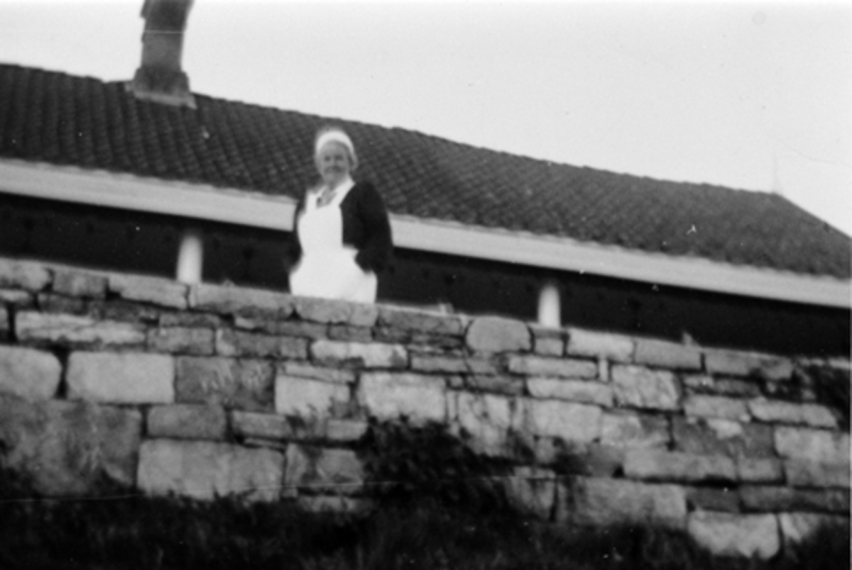 Anno Domkirkeodden, HEDMARKSMUSEET, DOMKIRKEODDEN, ELINE MOEN, F. JOHANNESSEN UTENFOR DEN GAMLE KAFEEN PÅ SLUTTEN AV 1950-ÅRENE?