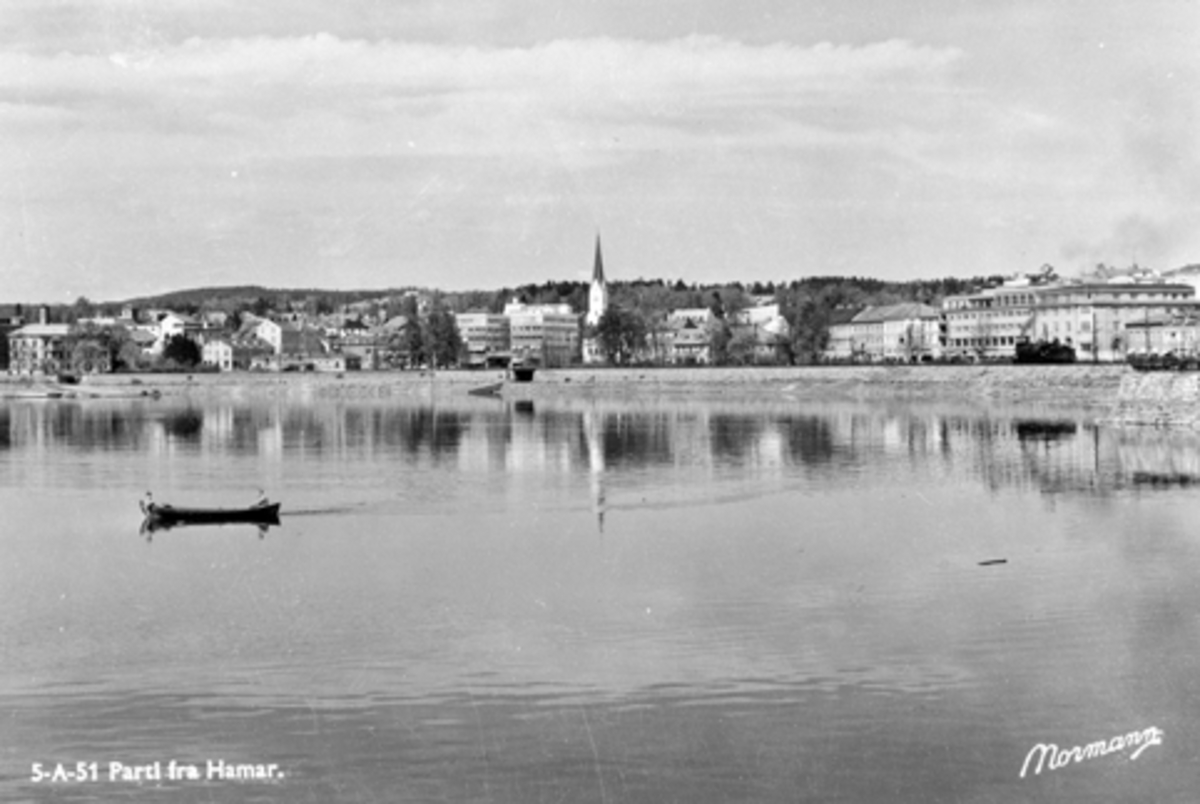 Anno Domkirkeodden, HAMAR SETT FRA MJØSA, BYPANORAMA, BEGYGGELSEN I STRANDGATA, POSTKORT, NORMANN