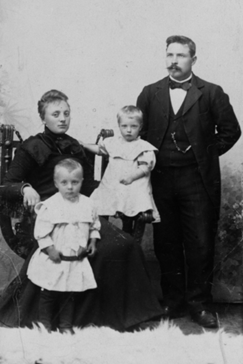 Anno Domkirkeodden, FAMILIEGRUPPE 4. NORDSTRØM FORAN TORVALD, BAK F. V. EMMA, SVANHILD OG HALVOR NORDSTRØM. FOTOGRAF LARSEN&OLSEN, HAMAR. EIER REIDAR RYE-JOHNSEN