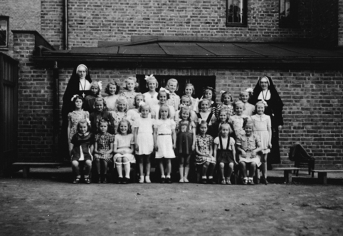 Anno Domkirkeodden, ST. TORFINN, KATOLSKE KIRKE, GRUPPE UKJENTE BARN/NONNER FOTOGRAFERT ETTER KRISTI LEGEMSFEST 23-6-1946.