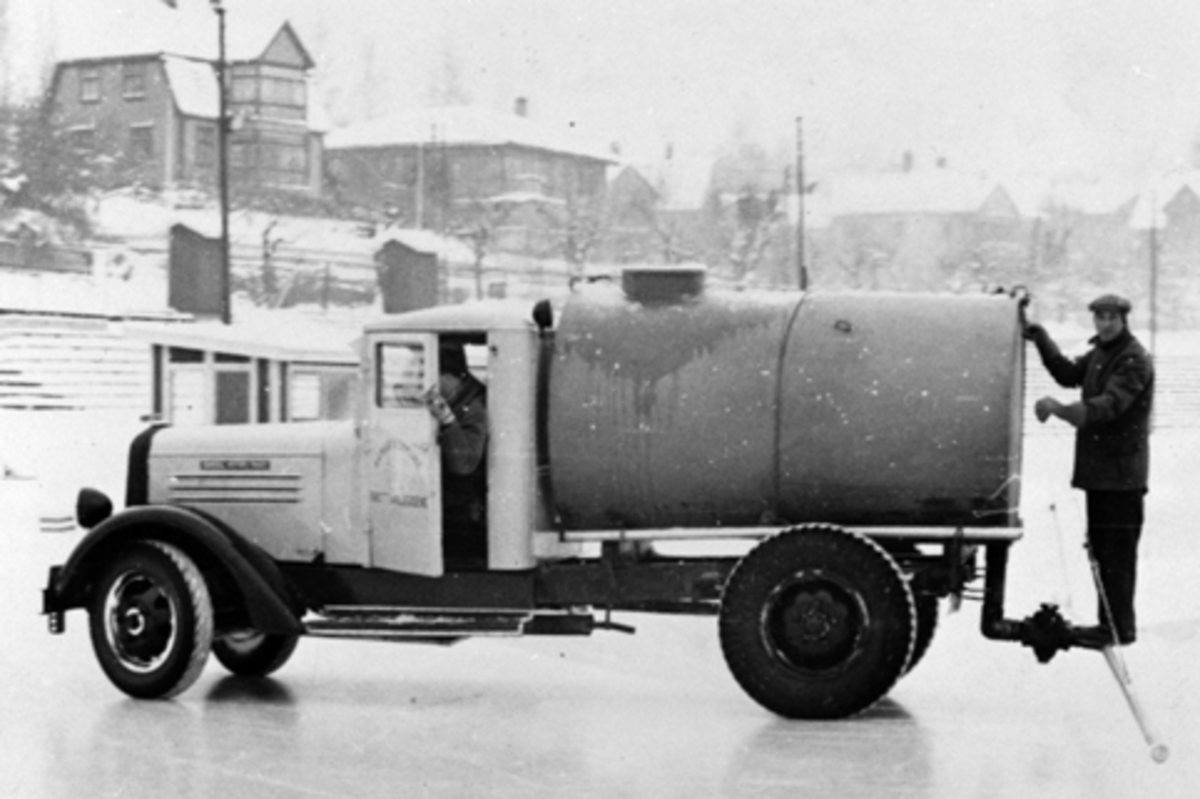 Anno Domkirkeodden, HAMAR STADION, "JØNNA OG GUNVALD" LEGGER IS PÅ STADION. GMC LASTEBIL MED VANNTANK. ALF INGVALDSEN OG GUNVALD PEDERSEN. FOTO EGIL DANIELSEN
