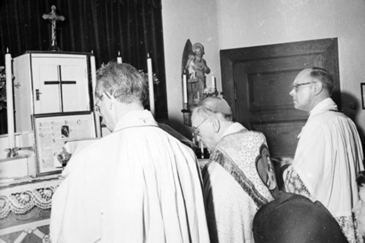 Anno Domkirkeodden, INNVIELSE AV DET KATOLSKE MARIA-KAPELLET I LILLEHAMMER 8. DESEMBER 1956. F. V. PATER VAN VUGL FRA ST. TORFINN MENIGHET, BISKOP DR. JAC. MANGERS OG SOGNEPREST GERHARD PARTHE.