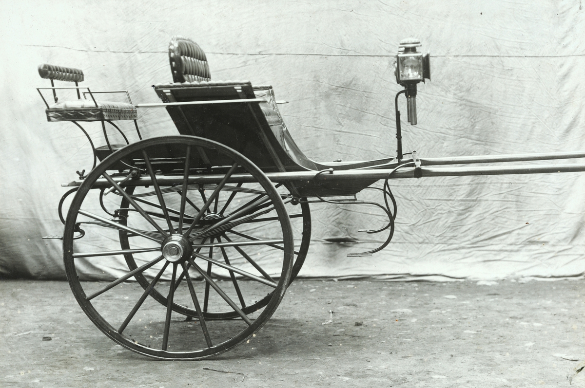 Oscar Løberg, P. Norseng Vognfabrikk, Hamar. Dogcart 89. Karjol. Hestekjøretøy.