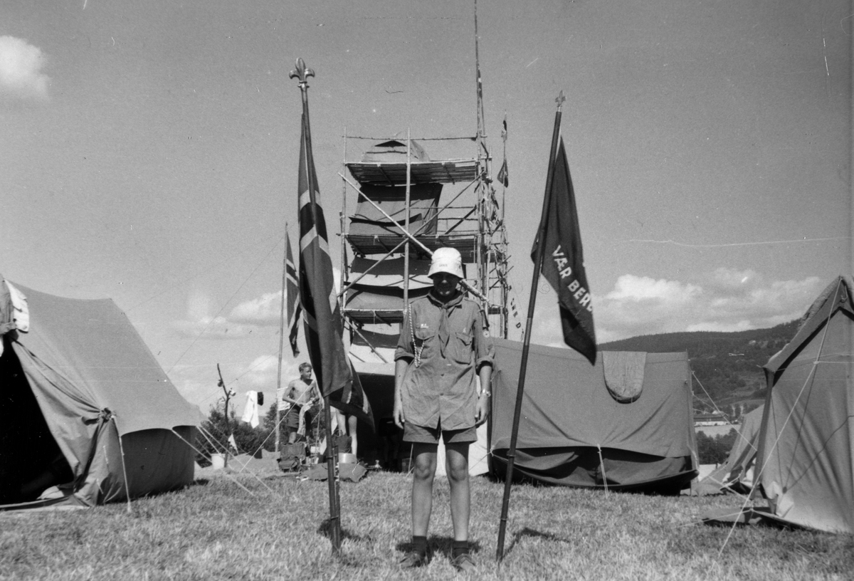Anno Domkirkeodden, Hamar speidere på landsleir på Lillehammer 1968. 2. Hamar tropp leirområdet, telt, flagg, "Vær beredt"