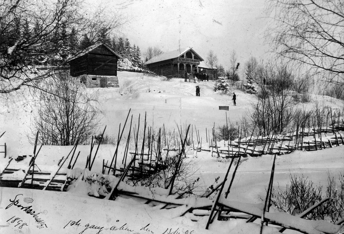 Anno Domkirkeodden, Skistua på Alhaug, Hedmarkstoppen, Sportsstuen, 1898. Mulig bildet er tatt på åpningsdagen 13. 11. 1898. Den ble senere bygget ut med sidefløy mot vest. Sportstuen ble oppført av gardbruker Peder Alhaug på Alhaug vestre.