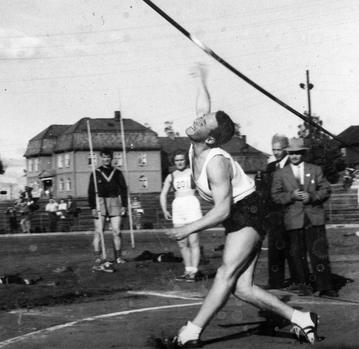 Anno Domkirkeodden, Spydkaster Egil Danielsen kaster spyd på Hamar stadion. Friidrett.