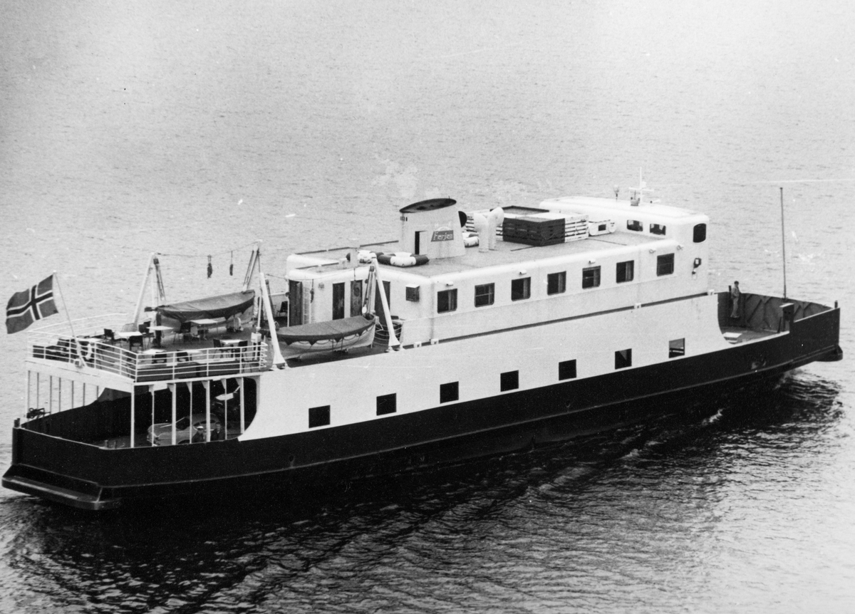 Anno Domkirkeodden, Hamar-Kapp ferjen. Mjøsbåt. Mjøsa. Ferjen ble satt i drift 26. mai 1951 og var i drift til 1979.