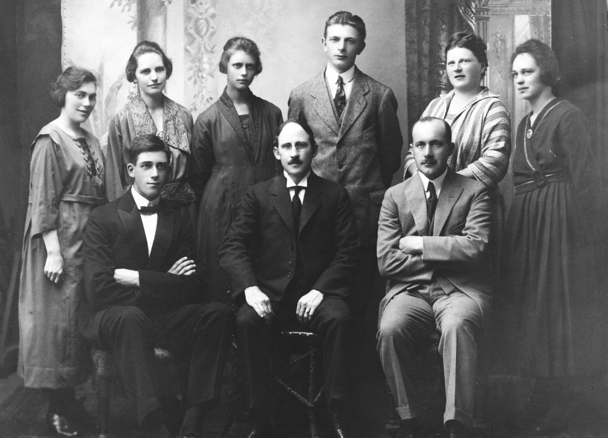 Ukjent, Metodistkirken i Hamar. Ungdomsforeningens (Epworth-ligaen) styre 1921. Foran fra v. : Leif Kraabøl, Pastor M. S. Haver, Sigv. Sørensen. Bak, fra v. : Wendela Sollien, Constanse Jacobsen, Eva Edvardsen, Marenius Johnsen, Frida Sørensen, Ovidia Birkeland