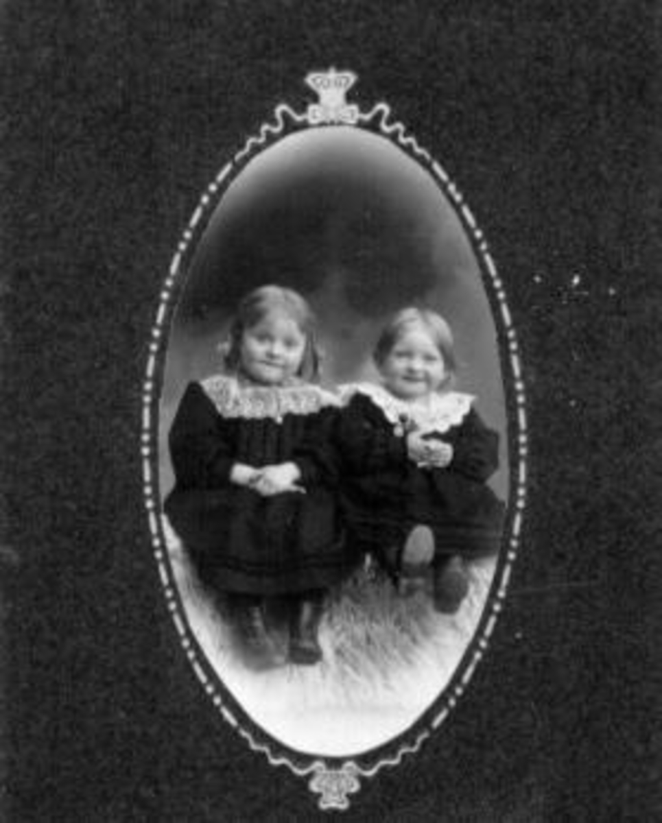 Anno Domkirkeodden, 2 jenter i kjoler med blondekraver fra Presterud, Helgøya.