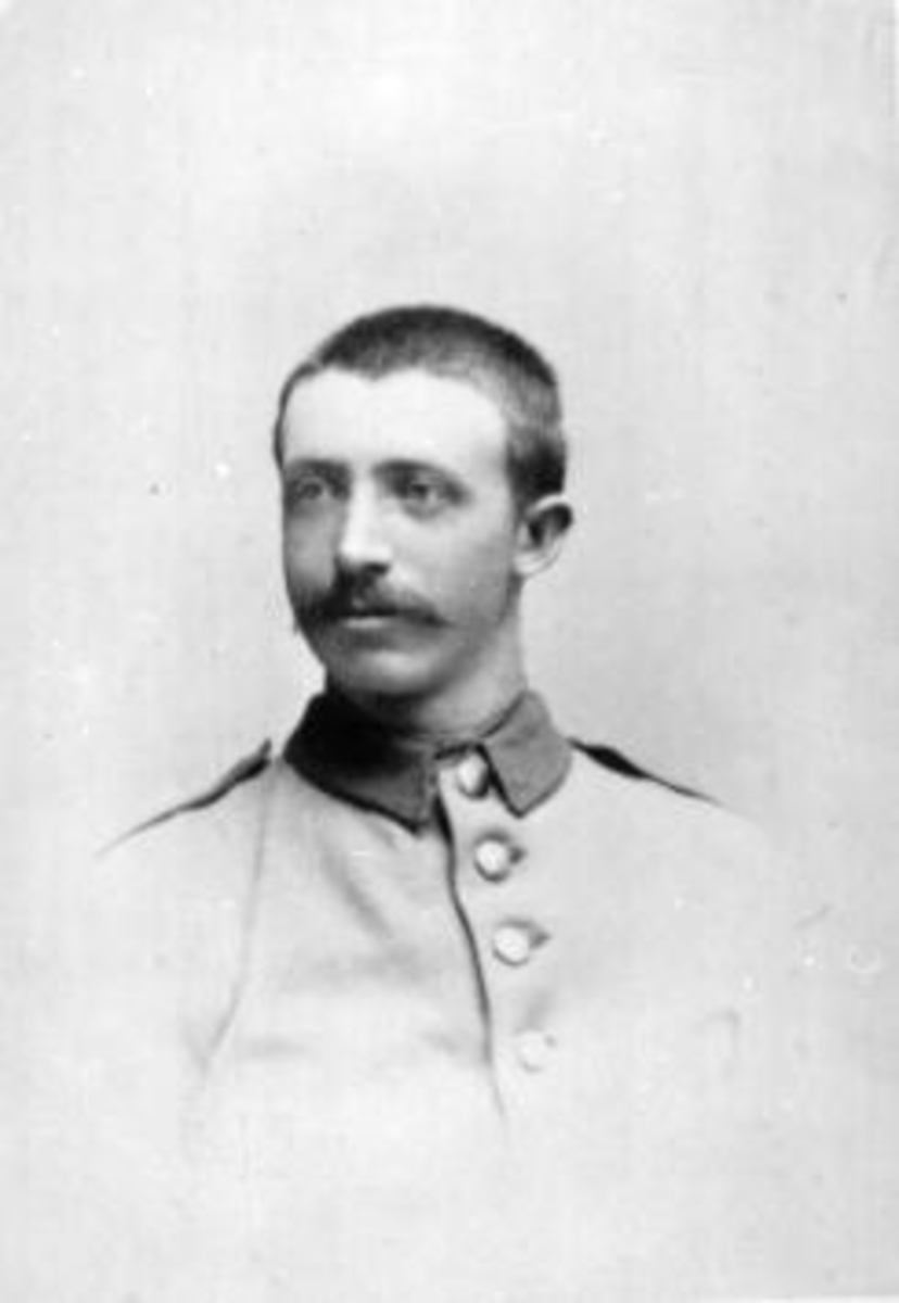 Anno Domkirkeodden, Thorolf Hansen Vien f.1879 i militæruniform. Grimsrud, Helgøya.
