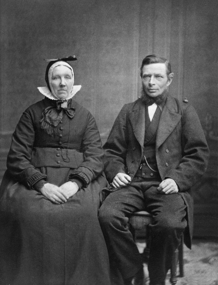 Anno Domkirkeodden, Portrett av ektepar. Marthe Maurud f.1830, Peder Maurud f.1831. Maurud gård, Furnes, Ringsaker.