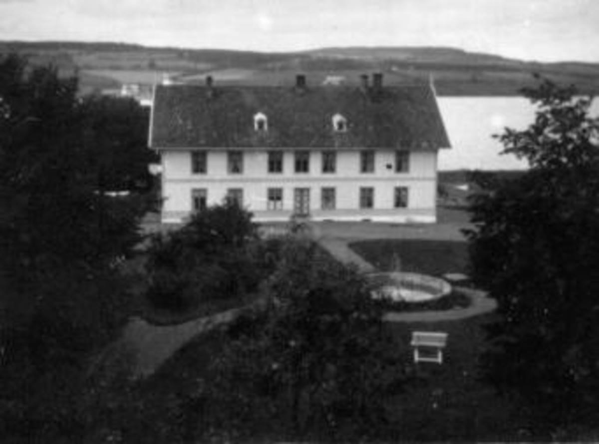 Anno Domkirkeodden, Internat på Toftes Gave. Nedre Sund, Helgøya. Springvann i forgrunnen.