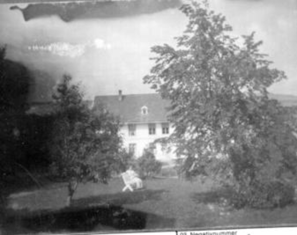 Anno Domkirkeodden, Bygning på Toftes Gave, Nedre Sund, Helgøya. Dame på benk i hageanlegget.