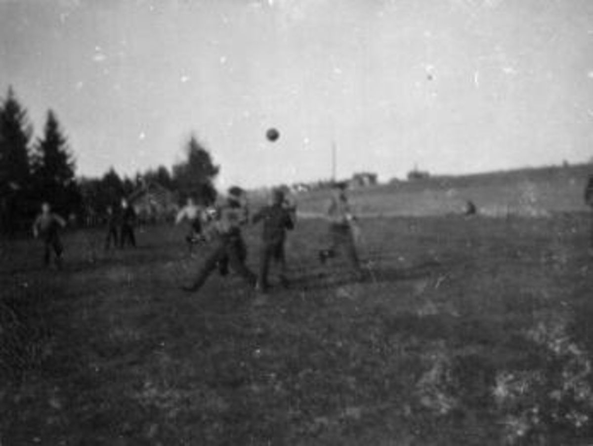 Anno Domkirkeodden, Gutta fra Toftes Gave, Nedre Sund, Helgøya er på Skurven og sparker fotball. "Fotboldsparking"