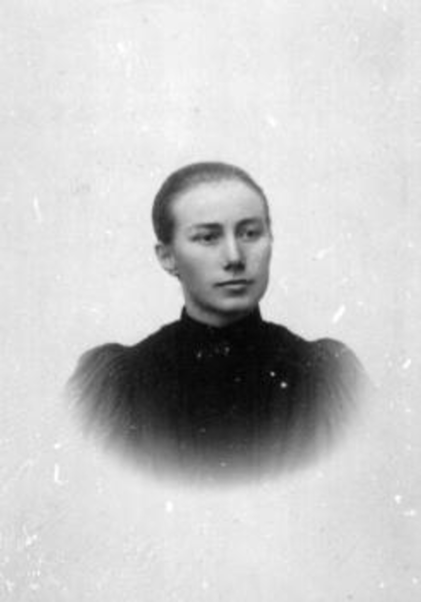Anno Domkirkeodden, Portrett av Anna Anstensdatter Storihle f. 9.8 1876, Mælum, Furnes.