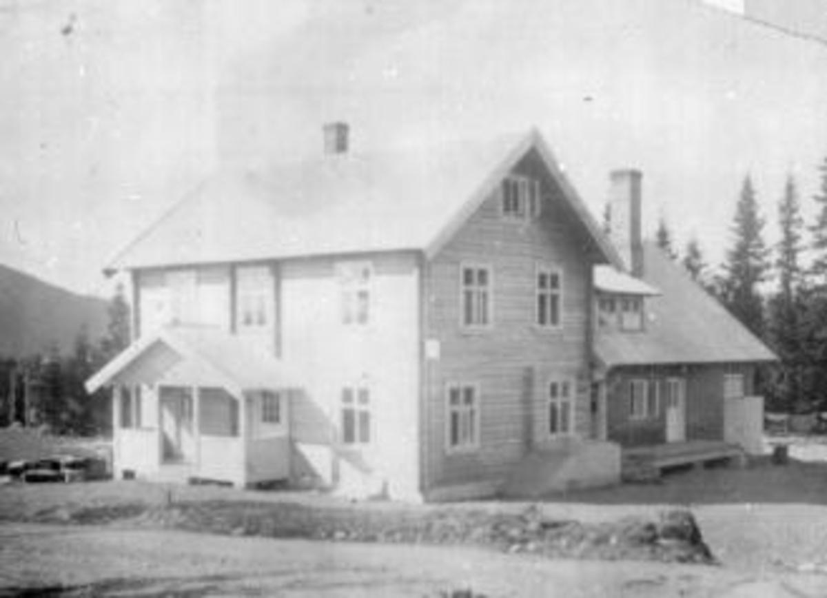 Anno Domkirkeodden, Eksteriør, Mesnali Meieri, Ringsaker. Meieriet ble senere nedlagt. Påbygd til postkontor og nå (1972) butikk, Samvirkelag.