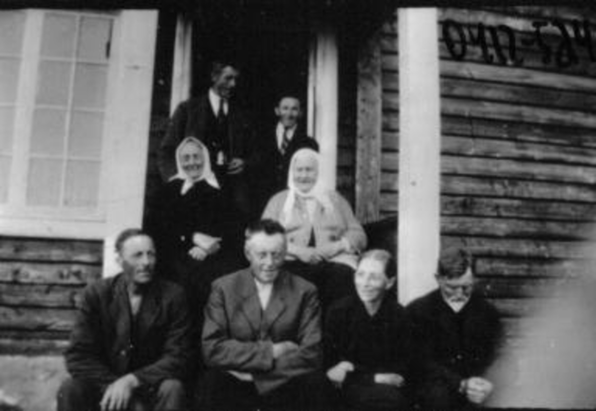 Anno Domkirkeodden, Utenfor huset på Myhr. Første rad fra venstre er Bernhard Hoelstad (1879-1967), Harald Hoelstad (1875-1958), ukjent, Per Herberg. I midten er Oline Hoelstad (1889-1914), Karoline Herberg. Bak er Gunnar Hoelstad (1891-1988), Nils Nilsen. Per Herberg var slakter, arbeidet både på Myr og Kokshus. Bodd…